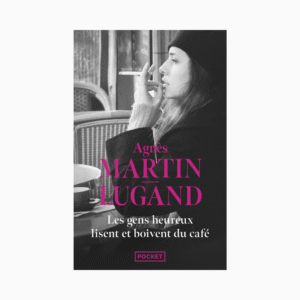 Les gens heureux lisent et boivent du café